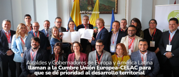 Participantes del IV Foro en la Alcaldía de Bogotá con la Declaración en mención