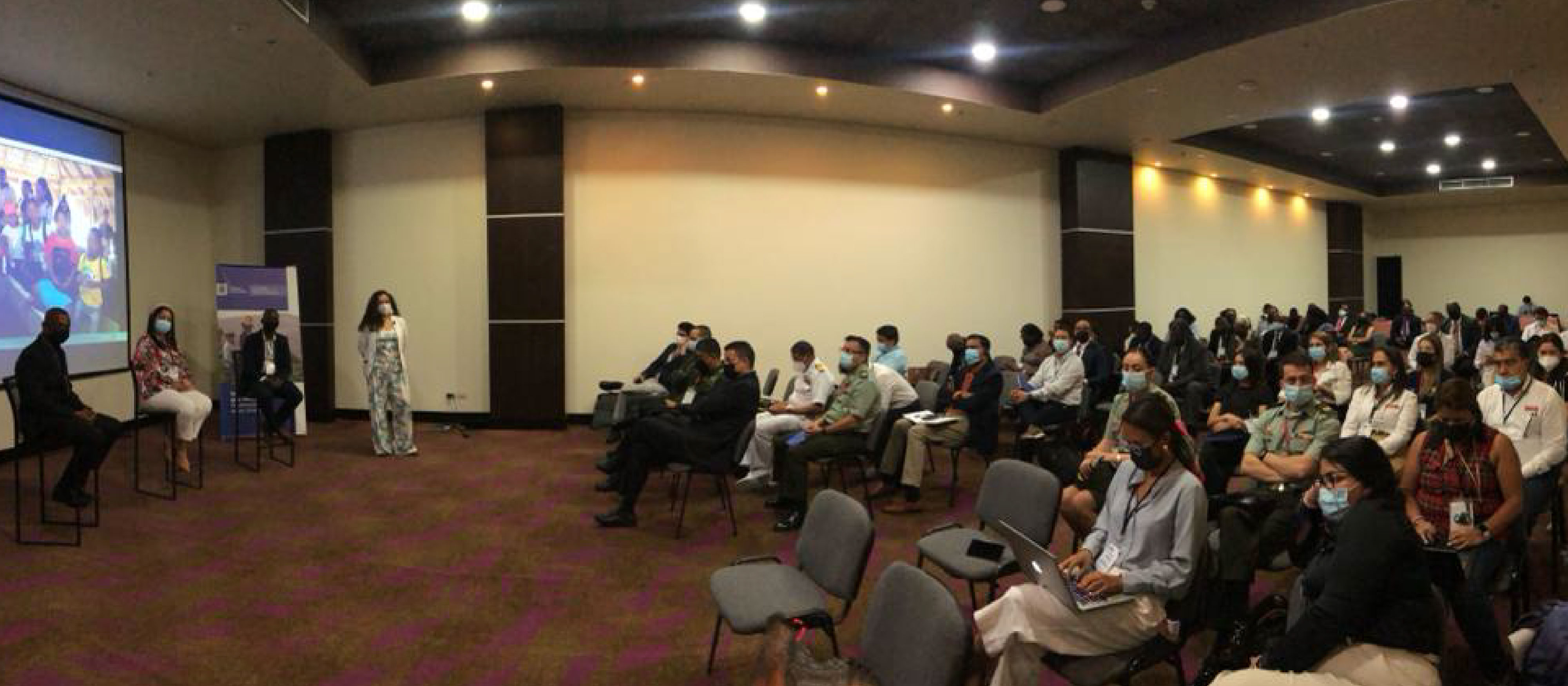 auditorio lleno de asistentes durante el evento