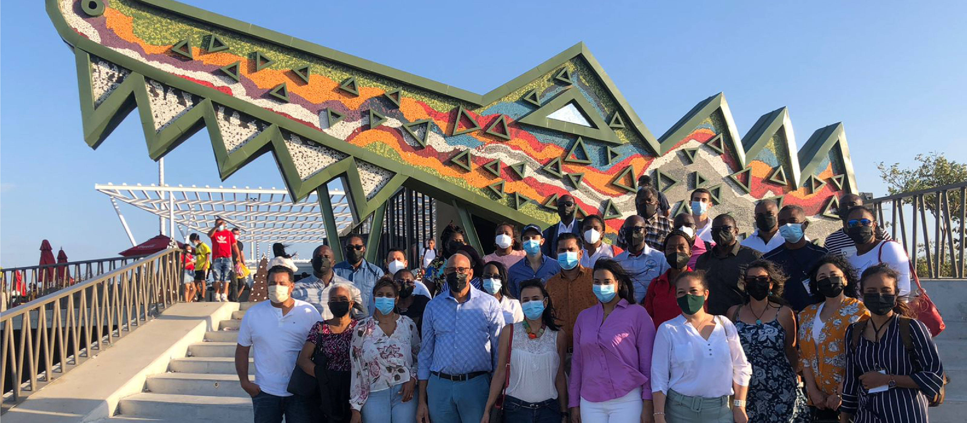 asistentes al cierre de la jornada en foto grupal frente al Caimán del Rio