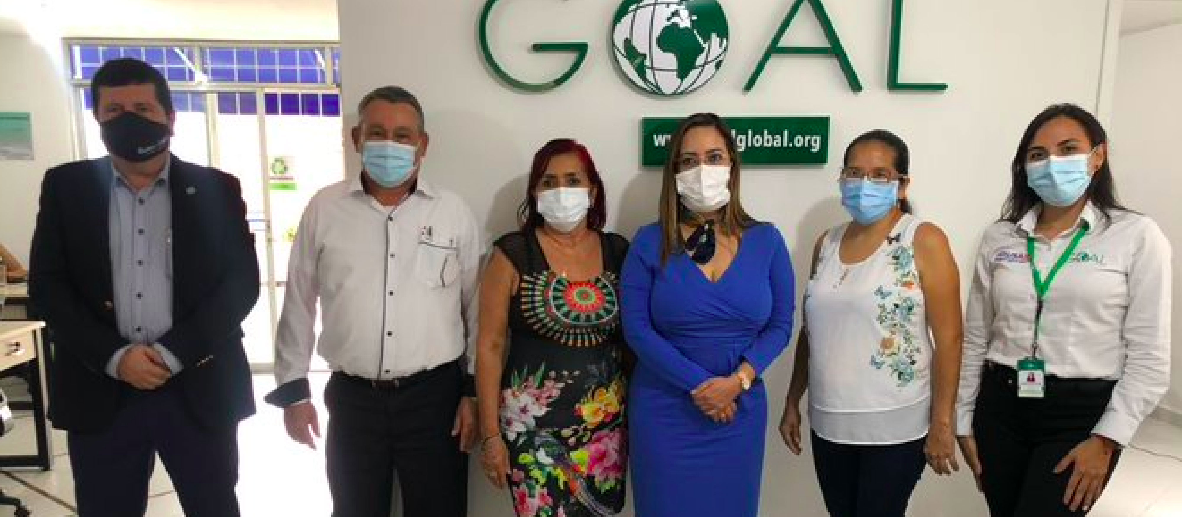 Foto de a directora general en visita al proyecto GOAL