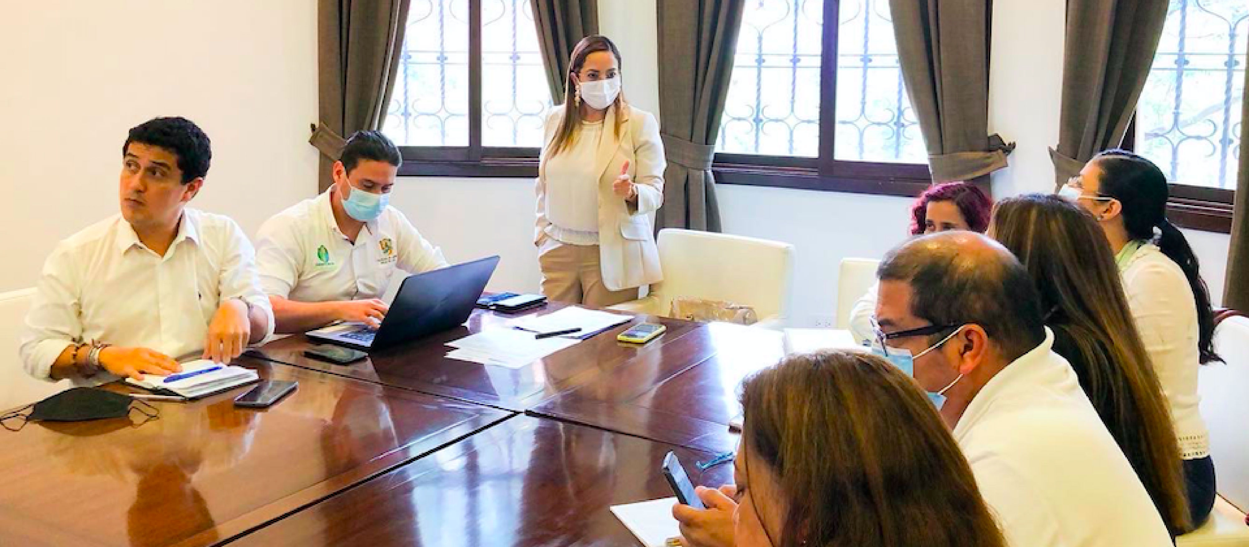 foto de la directora en visita a la gobernación del valle, con la alcaldía de Cali y la alcaldía de Jamundí