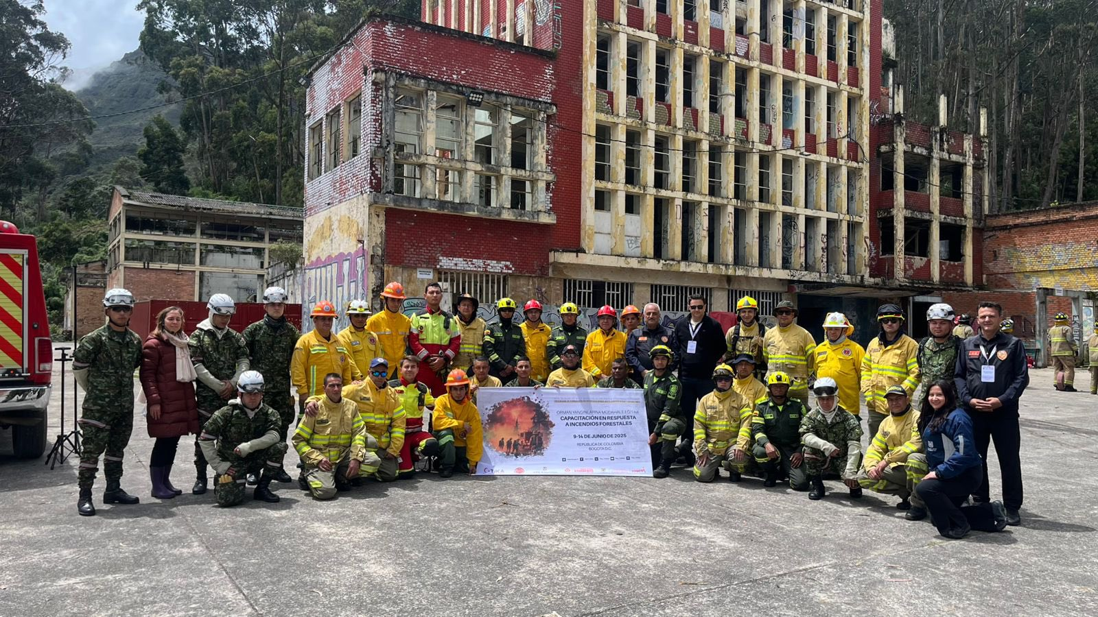 Foto de diferentes cuerpos de atención a riegos y desastres de Colombia y los bomberos de Türkiye