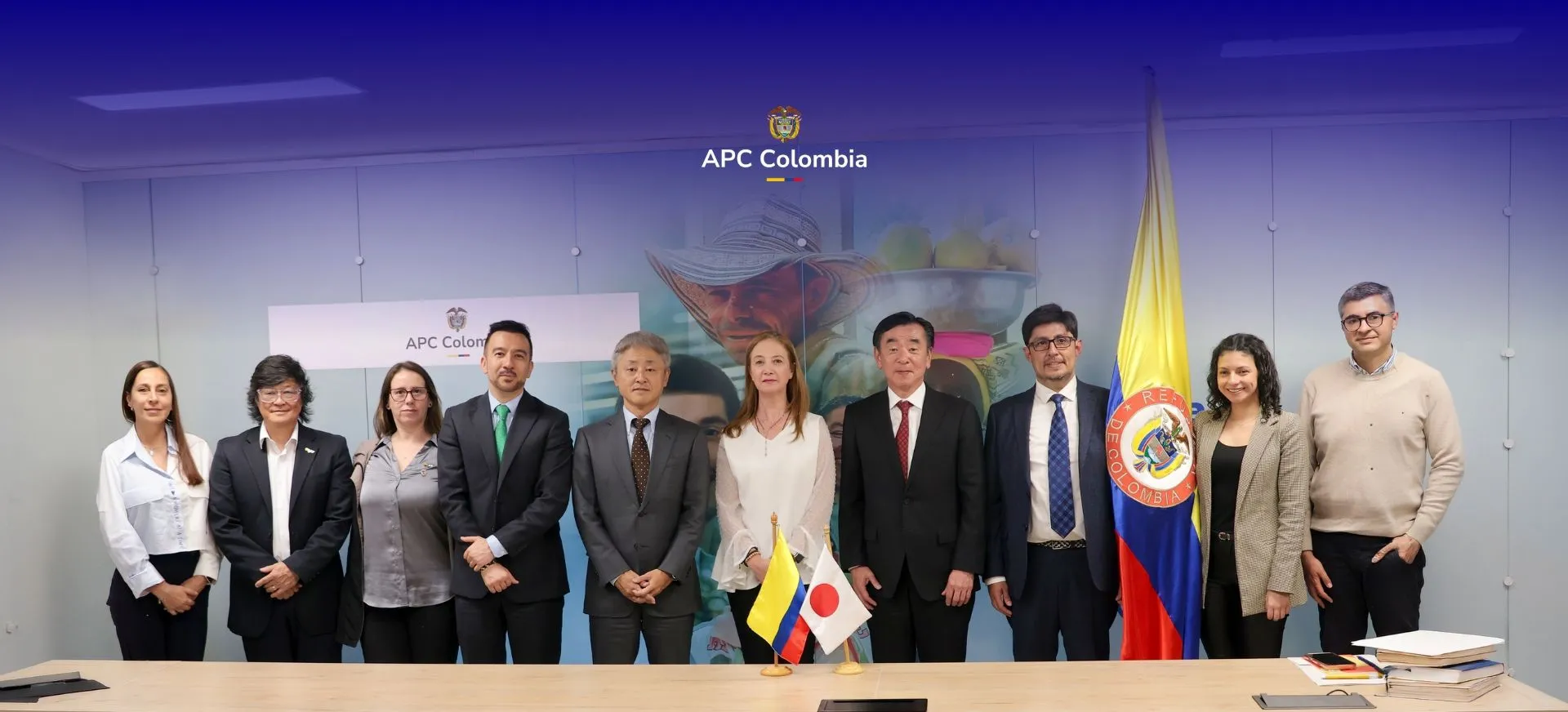 Foto de la directora general de APC Colombia, Adriana Piquero, el director de Demanda de APC Colombia, Santiago Quiñones y el director de Oferta de APC Colombia, Daniel Rodríguez Rubiano con representantes de JICA