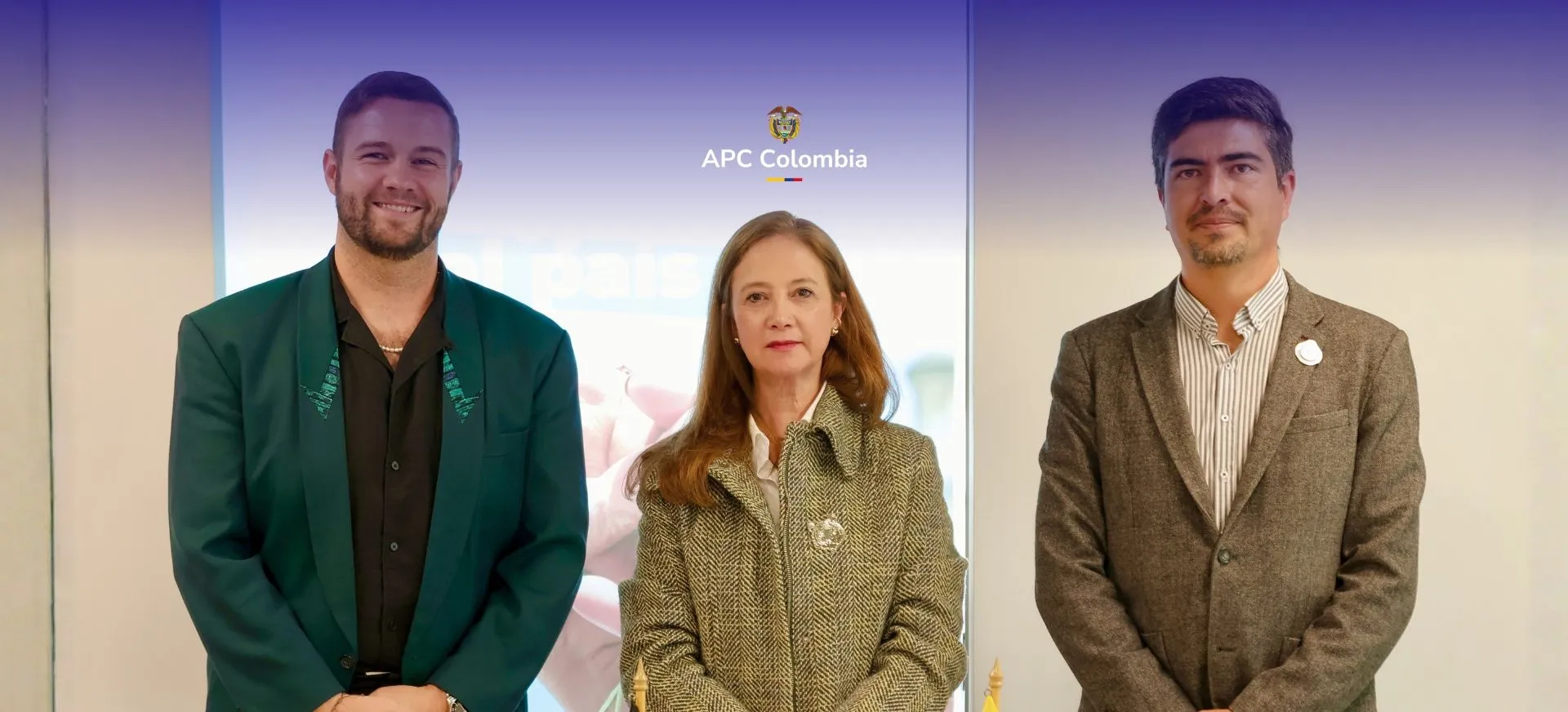 Foto de la directora general de APC Colombia, Adriana Piquero con Frank Schönberg, gerente de portafolio de KFW Colombia y Juan Belalcázar de Corporación Instiglio