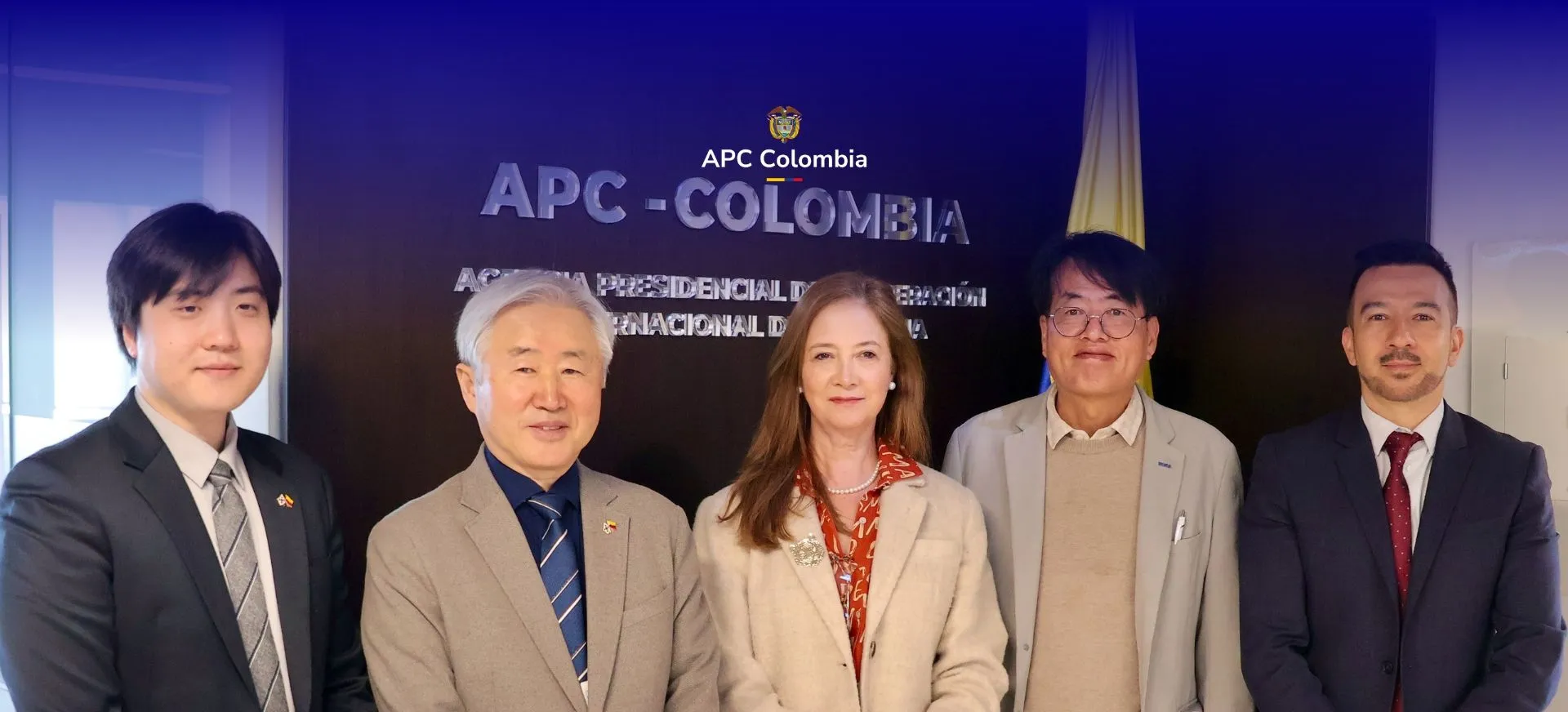 Foto de la directora general de APC Colombia, Adriana Piquero con el director de demanda Santiago Quiñones, y representantes de cooperación coreana