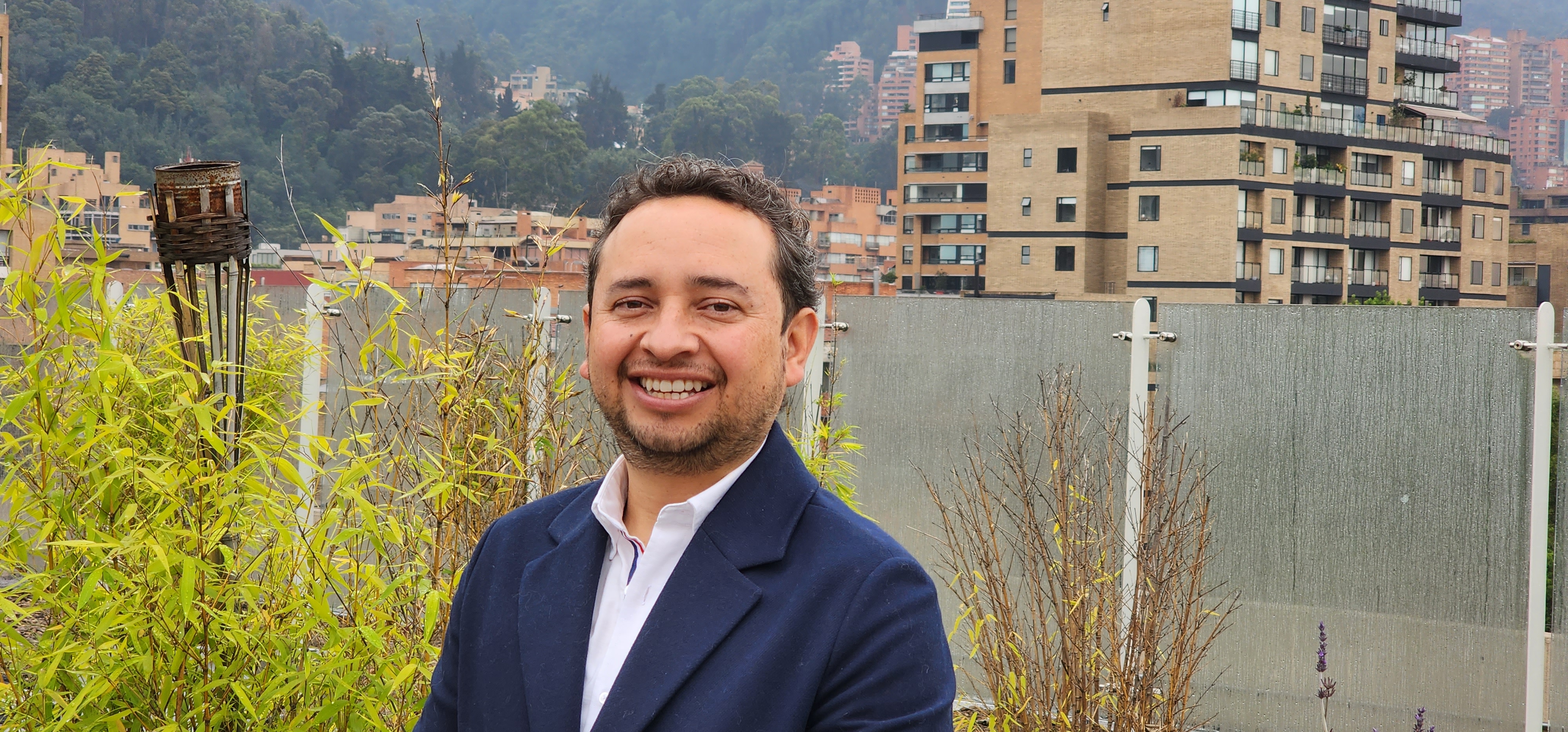 el director administrativo y financiero de APC-Colombia, Alexander Valderrama, sonriendo
