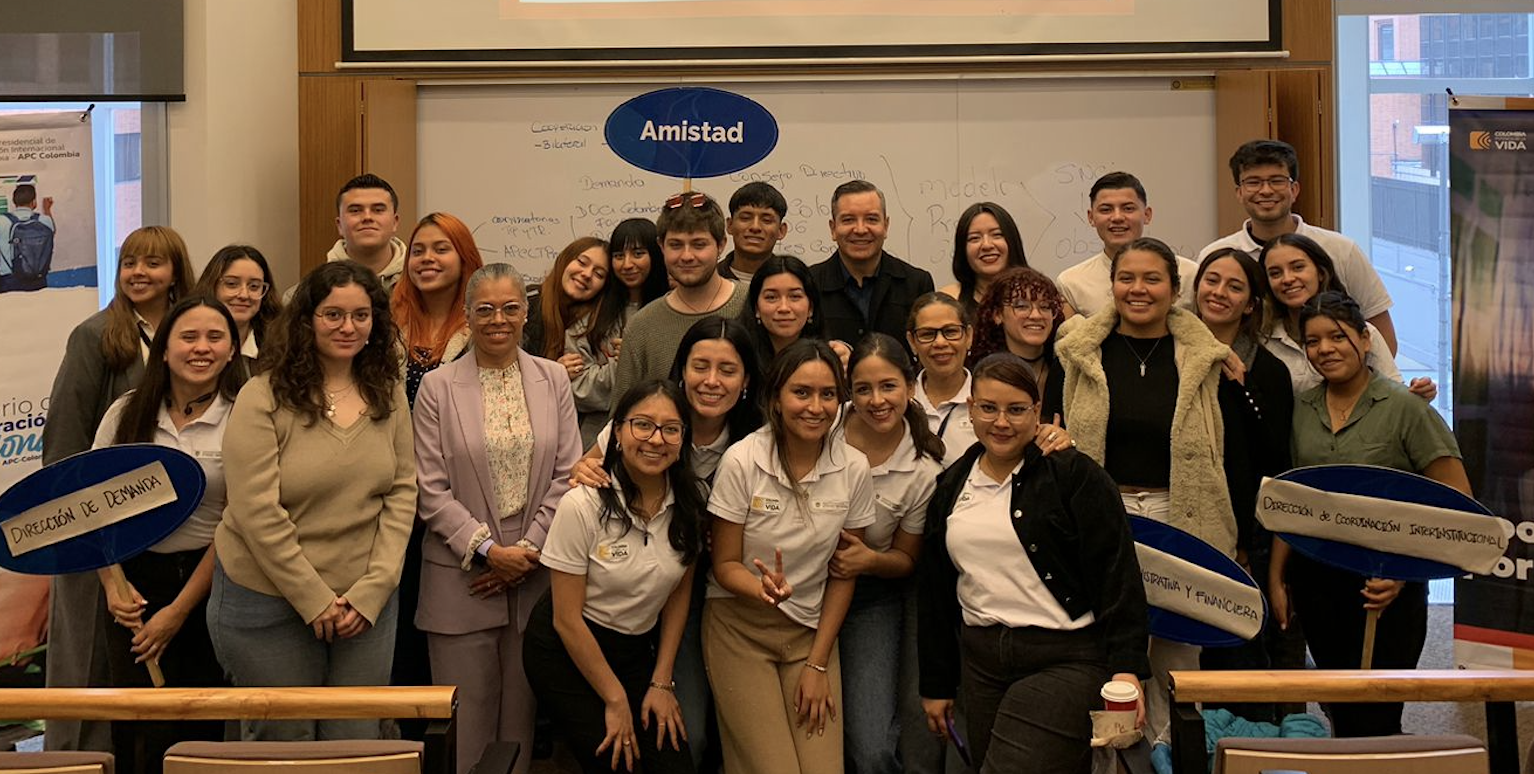 Del Modelo APC Colombia participaron 16 estudiantes y un (1) docente de la universidad Santo Tomás del programa de Relaciones Internacionales. El espacio se realizó en las instalaciones de la universidad de Santo Tomás, acompañado de 11 miembros de APC Colombia