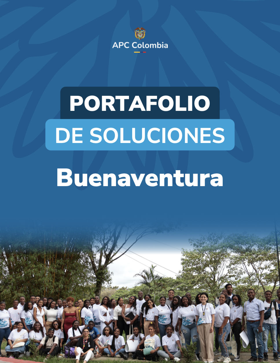Portada del Portafolio de Soluciones de Buenaventura en la parte de abajo una foto de los jovenes que presentaron las iniciativas, en la parte de arriba el fondo azul con la flor de la COP16 y arriba el logo de APC Colombia