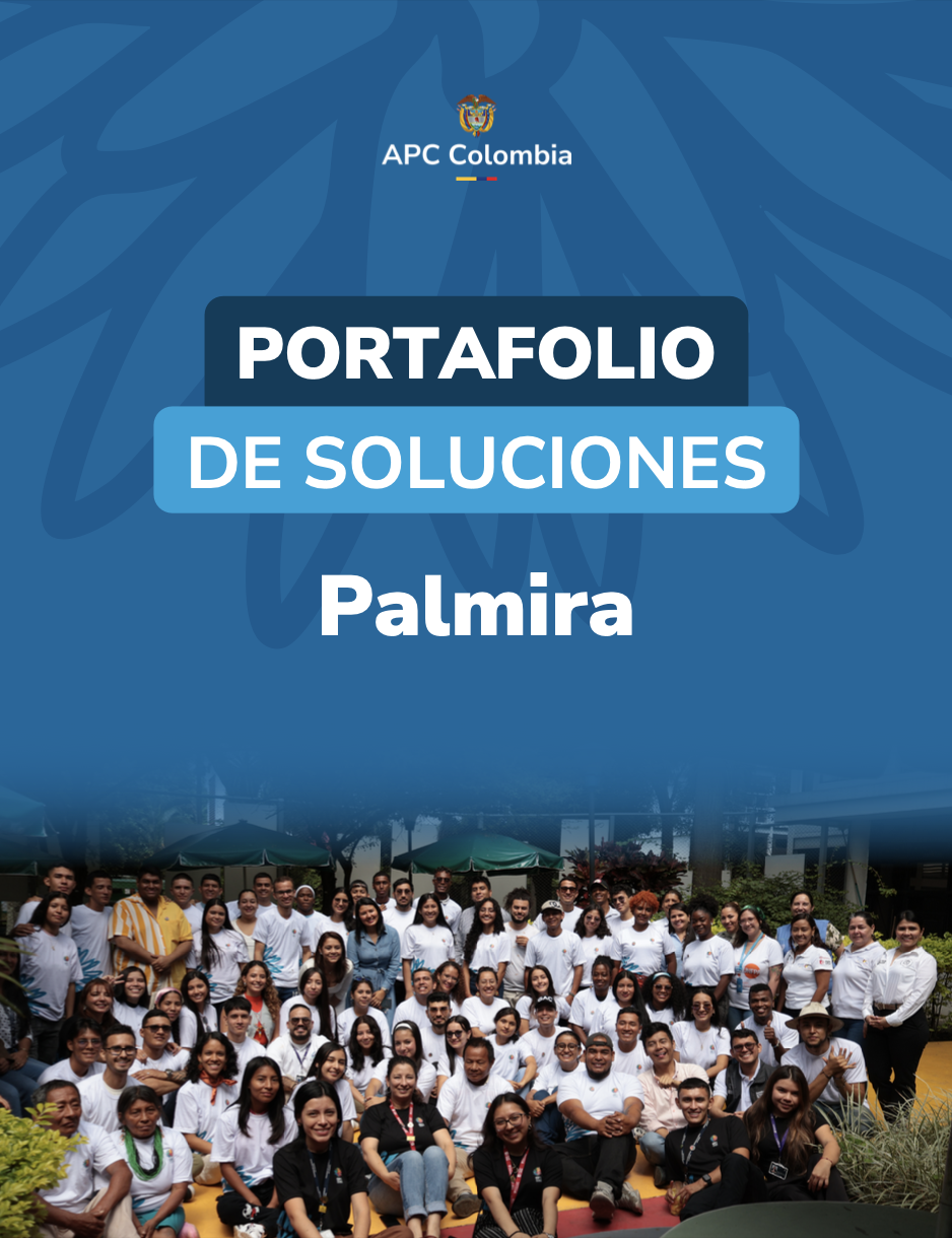 Portada del Portafolio de Soluciones de Palmira en la parte de abajo una foto de los jovenes que presentaron las iniciativas, en la parte de arriba el fondo azul con la flor de la COP16 y arriba el logo de APC Colombia