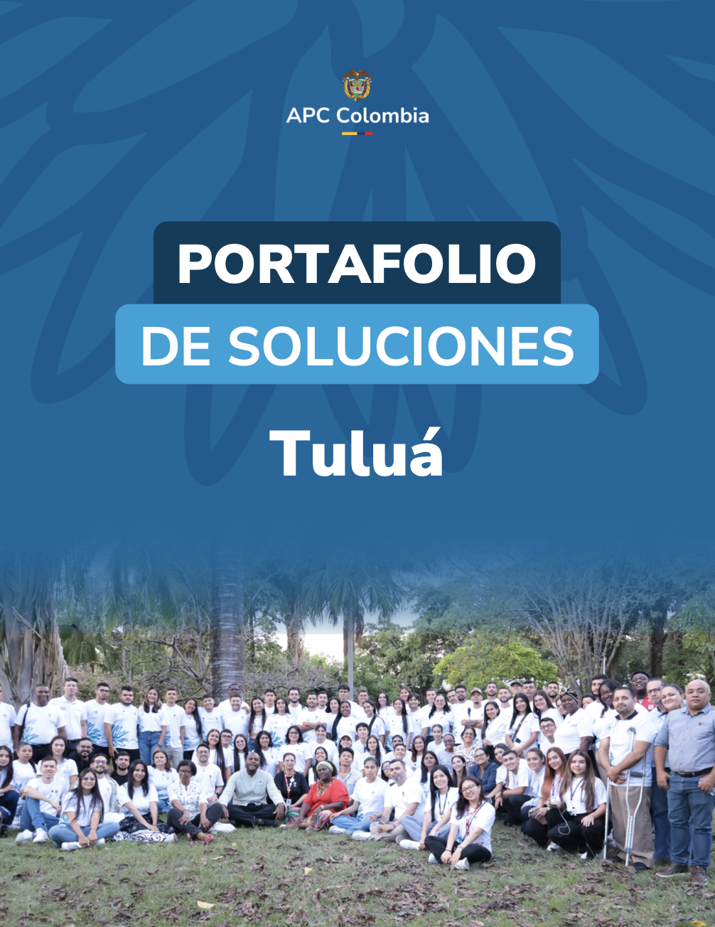 Portada del Portafolio de Soluciones de Tuluá en la parte de abajo una foto de los jovenes que presentaron las iniciativas, en la parte de arriba el fondo azul con la flor de la COP16 y arriba el logo de APC Colombia