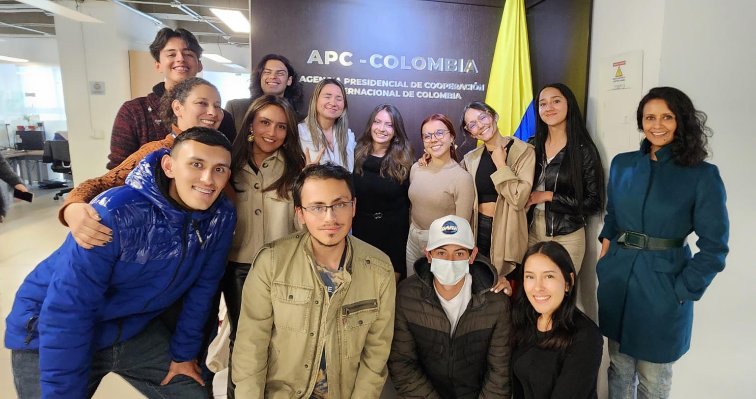 En la foto se encuentra el grupo de 7 estudiantes y su profesora de la Universidad Jorge Tadeo Lozano, quienes visitaron las instalaciones de APC Colombia y participaron del Modelo, para el desarrollo de este se requirió 6 facilitadores