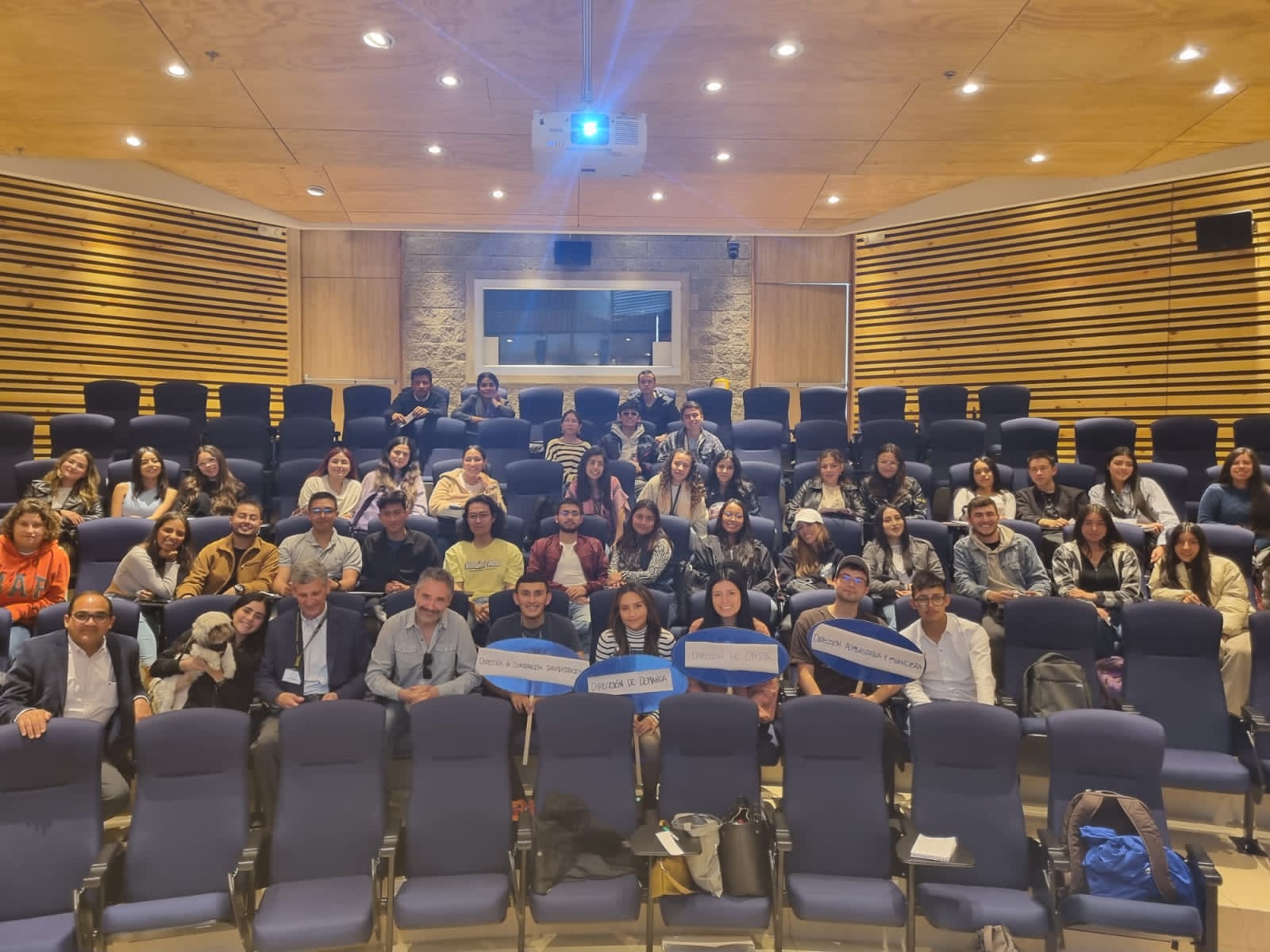 En la fotografía se encuentran 38 estudiantes y 4 docentes de la Universidad Militar Nueva Granada, del programa de Gobierno y relaciones internacionales. En el espacio también se encuentran 4 trabajadores de APC Colombia, quienes moderaron la actividad. El encuentro se realizó en un auditorio de la sede Cajicá de la Universidad Militar Nueva Granada