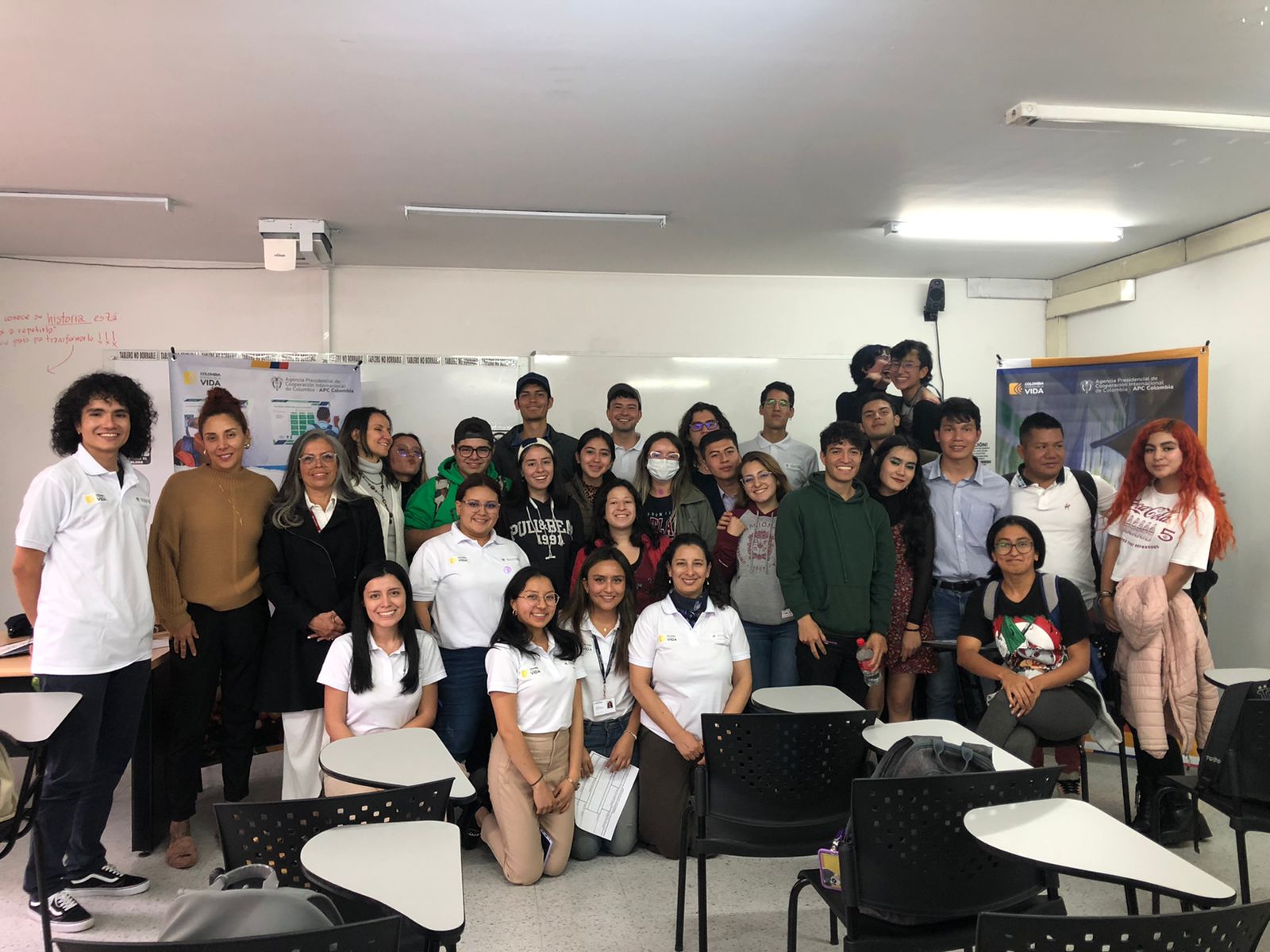 En este modelo se contó con la participación de 20 estudiantes y una (1) docente del programa de Ciencias Políticas de la Universidad Nacional de Colombia. En la fotografía también se encuentran 10 miembros de APC Colombia que moderaron el Modelo APC Colombia. La actividad se realizó en un salón de la facultad de Derecho, Ciencias Políticas y Sociales de la Universidad Nacional de Colombia