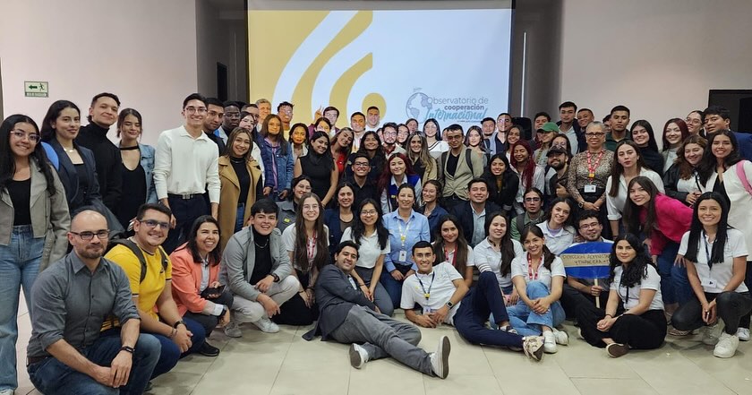 En la foto se encuentran los participantes del Primer Modelo Interuniversitario realizado en abril de 2024, donde participaron más de 70 estudiantes acompañados con un profesor pertenecientes a la Universidad Militar Nueva Granda, Universidad Jorge Tadeo Lozano, Pontificia Universidad Javeriana, Universidad Santo Tomás y Universidad ean. Para el Modelo se requirieron 8 facilitadores