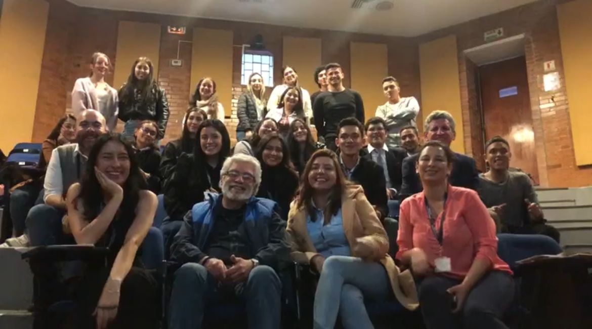 En la foto aparecen 25 personas, de las cuales 8 son facilitadores del Modelo APC Colombia. El Modelo se desarrolló en el auditorio de la Universidad Militar Nueva Granda sede Calle 100