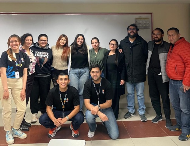 En la imagen se ve al equipo del Observatorio junto a los participantes del Modelo APC Colombia posando para la imagen final del espacio. La foto fue realizada en un salón de la Universidad Santo Tomás