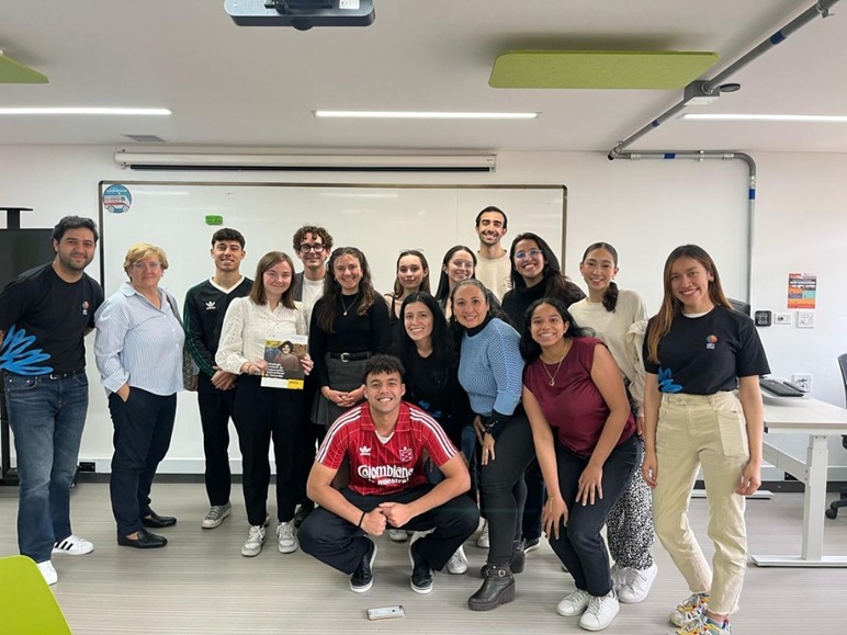 En la imagen se ve al equipo del Observatorio junto a los participantes del Modelo APC Colombia posando para la imagen final del espacio. La foto fue realizada en un salón de la Universidad del Rosario