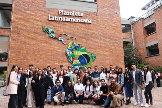 En la imagen se ve al equipo del Observatorio junto a los participantes del Modelo APC Colombia posando para la imagen final del espacio. La foto fue realizada en la Plazoleta Latinoamericana de la Universidad de América