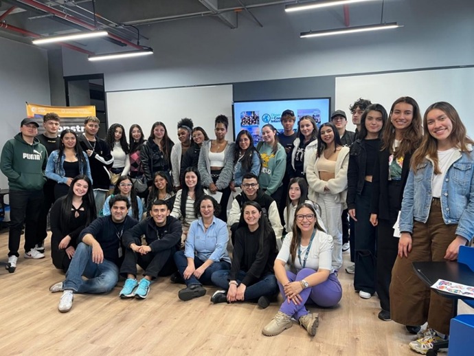 En la imagen se ve al equipo del Observatorio junto a los participantes del Modelo APC Colombia posando para la imagen final del espacio. La foto fue realizada en un salón del Politécnico Grancolombiano