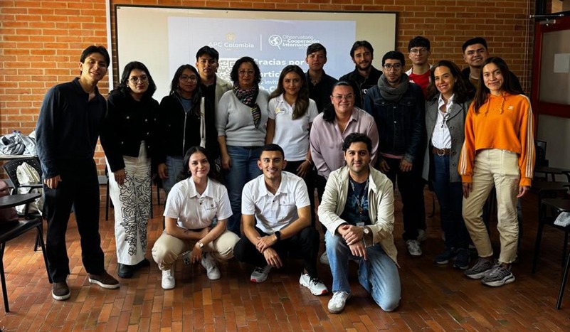 En la imagen se ve al equipo del Observatorio junto a los participantes del Modelo APC Colombia posando para la imagen final del espacio. La foto fue realizada en un salón de la Universidad Nacional de Colombia durante la la X Conferencia Latinoamericana y Caribeña de Ciencias Sociales -CLACSO