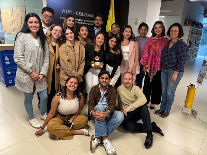 En la imagen se ve al equipo del Observatorio junto a los participantes del Modelo APC Colombia posando para la imagen final del espacio. La foto fue realizada en las instalaciones de APC Colombia