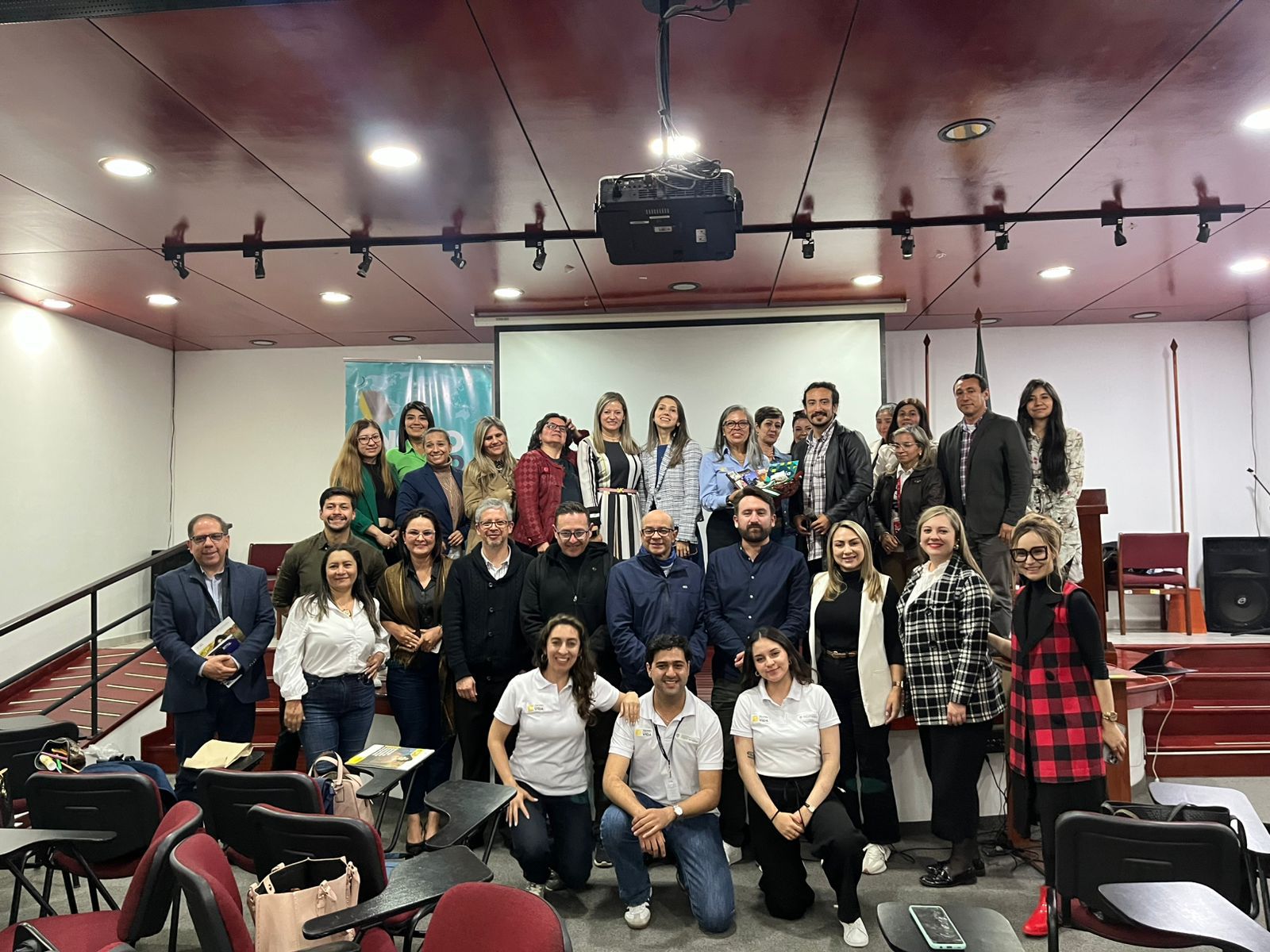En la imagen se ve al equipo del Observatorio de APC Colombia junto a los participantes de esta sesión del Modelo. La foto fue tomada en un auditorio de la Universidad Pedagogía y Tecnológica de Colombia (UPTC) en Tunja, Boyacá. En la imagen se ve a todo el equipo posando para la foto final de la actividad