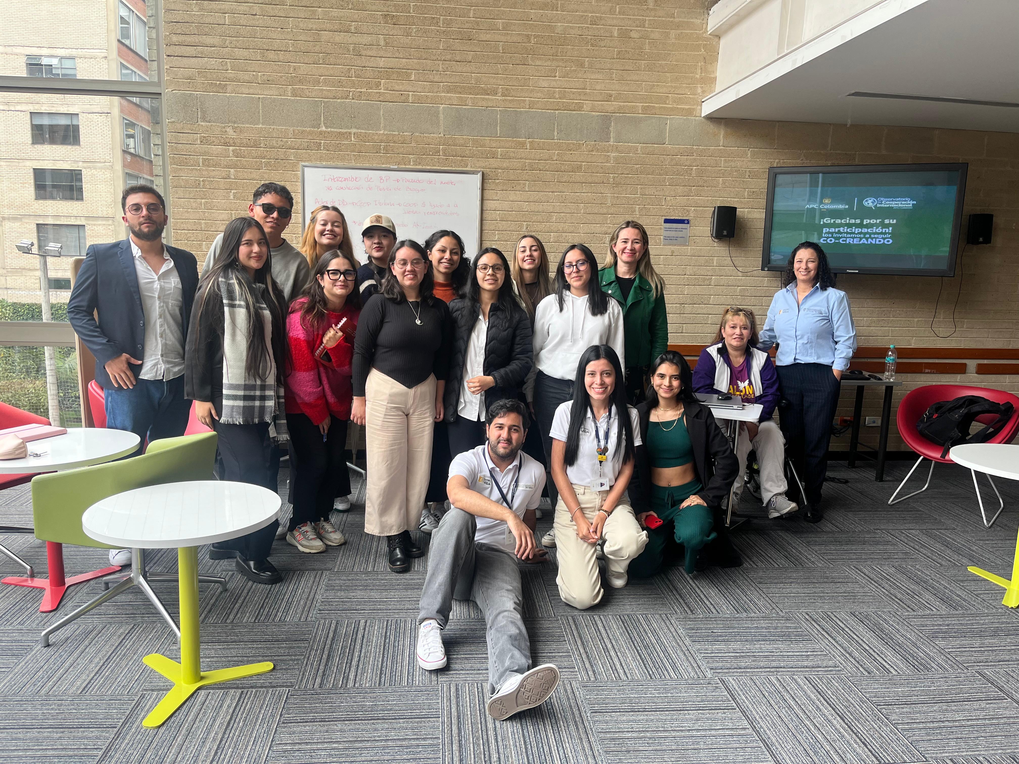 En la imagen se observa al equipo del Observatorio junto a los participantes que asistieron a la sesión del Modelo APC Colombia en la Universidad Jorge Tadeo Lozano. Todos posan para la foto final de la actividad, reflejando el cierre de una jornada de diálogo y construcción colectiva en torno al reto de desarrollo trabajado