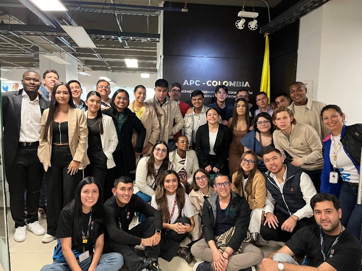 En la imagen se ve a todos los participantes del modelo posando para la foto final del Model APC Colombia. La imagen fue tomada en las oficinas de APC Colombia