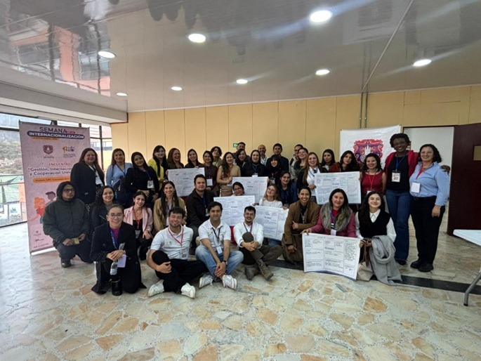 Participantes de los equipos de trabajo posan junto al equipo de APC Colombia al finalizar el Modelo APC Colombia-Semana de Internacionalización de Pasto 2025