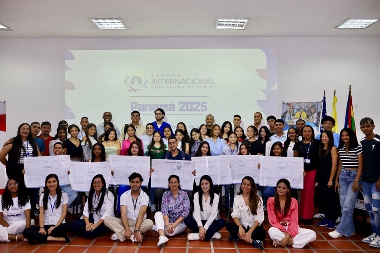 Estudiantes de los 7 equipos de trabajo posan junto al equipo de APC Colombia al finalizar el Modelo APC Colombia