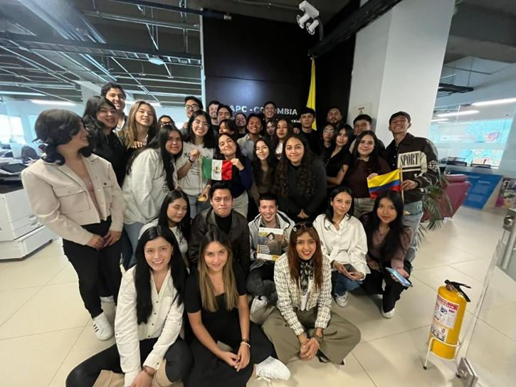 Estudiantes de Negocios Internacionales de la Fundación Universitaria de América y de la Universidad Politécnica de Querétaro posan juntos en las instalaciones de APC-Colombia al finalizar el Modelo APC Colombia