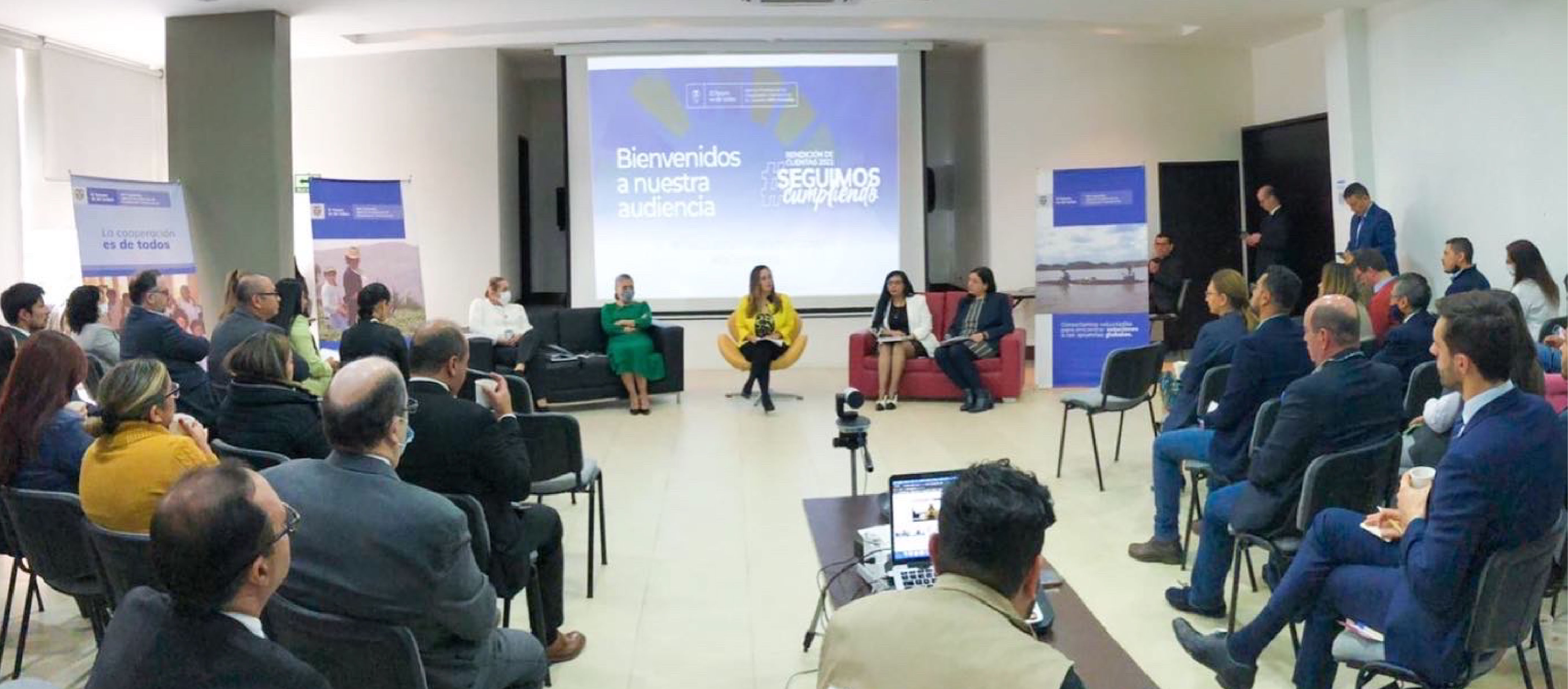 Salón lleno de asistentes para la Rendición de Cuentas 2021. En instalaciones APC-Colombia