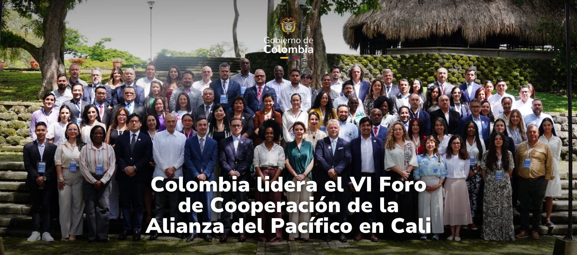 Una foto de los participantes, arriba en el medio el logo de APC Colombia, abajo el titulo de la nota