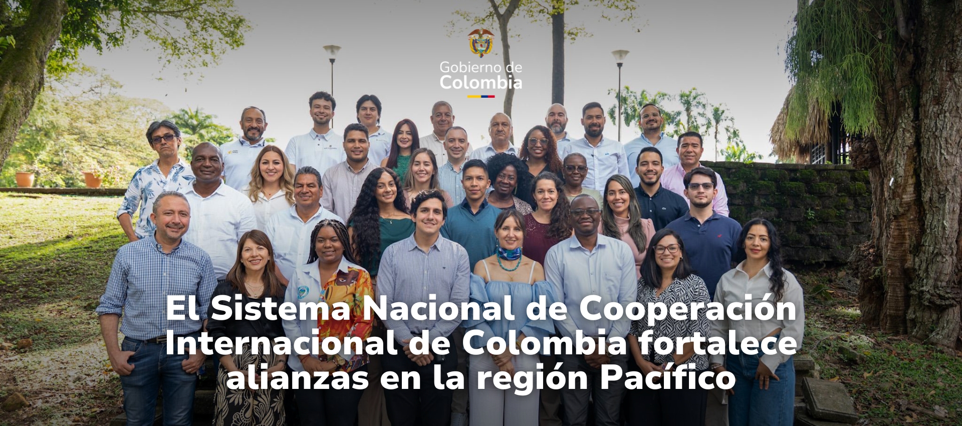 Foto de los participantes del evento, arriba en el medio el logo de APC Colombia, abajo el titulo de la nota.