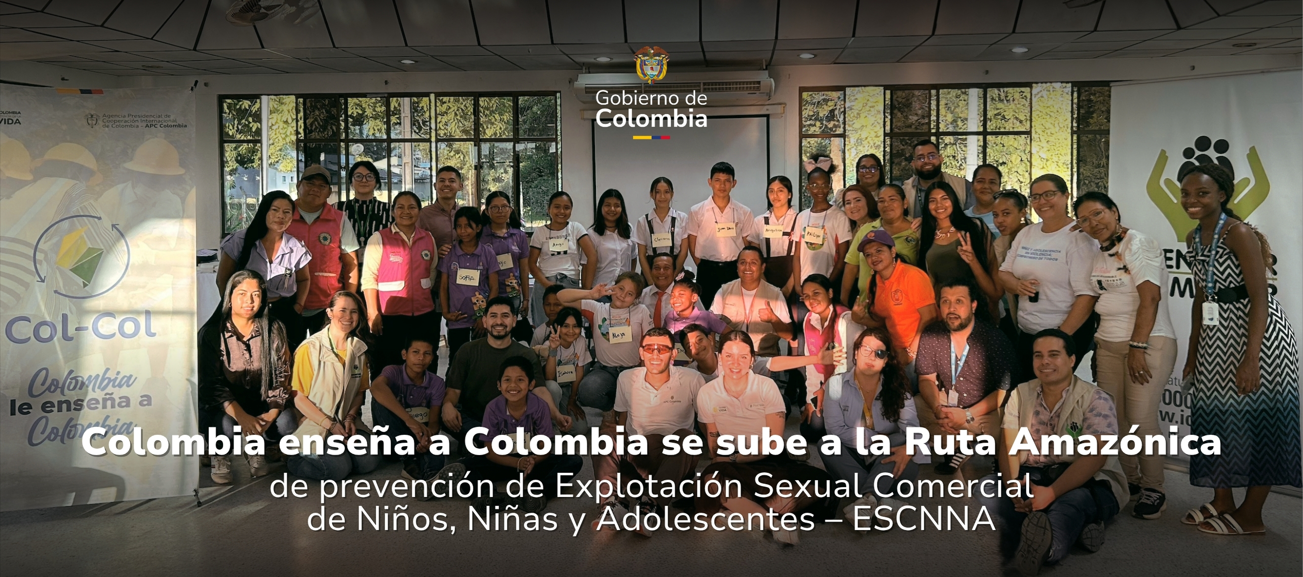 Foto de los participantes del Col-Col, arriba en el medio el logo del Gobierno de Colombia, abajo en el medio el titulo de la nota