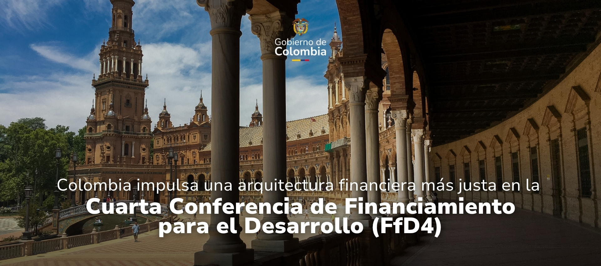 Una foto de la Plaza España de Sevilla, abajo en el medio el titulo de la noticia, arriba en el medio el logo del Gobierno de Colombia
