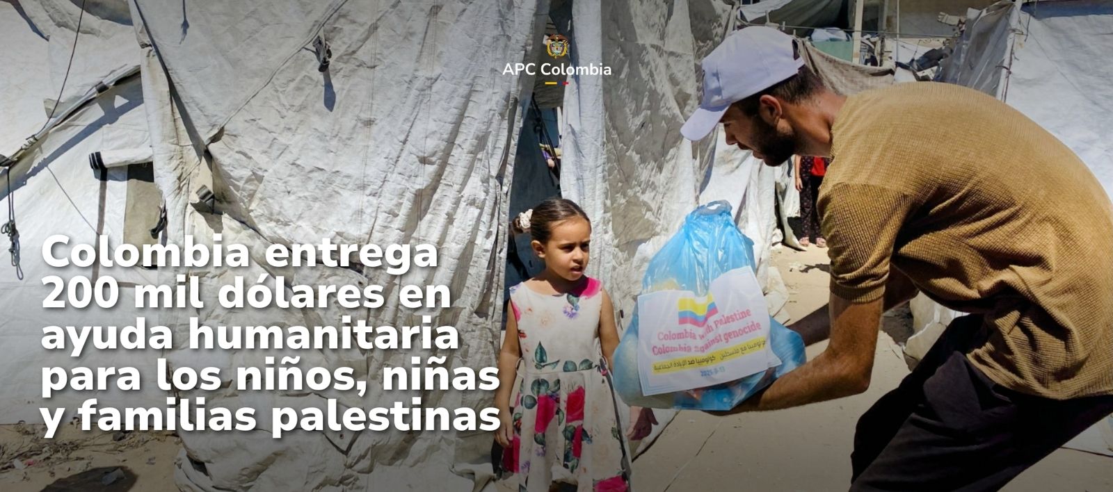 Niño palestino recibiendo donación de un colombiano
