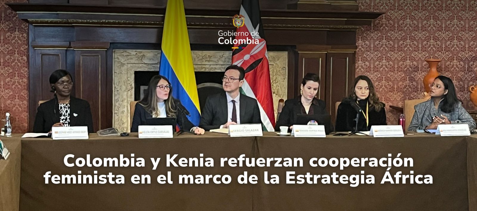 Foto de la mesa principan del inicio de actividades del intercambio de experiencias, abajo en el medio el titular de la nota arriba en el medio el logo de APC Colombia