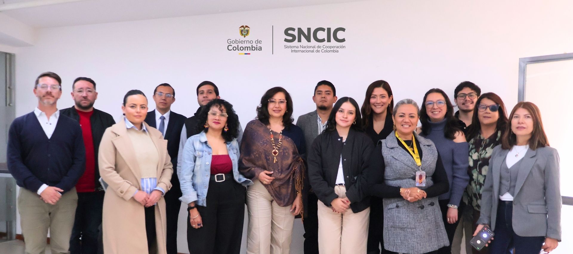 Representantes de las más de diez entidades que hacen parte de la Mesa de Avance Social, Igualdad y Equidad del Sistema Nacional de Cooperación Internacional de Colombia