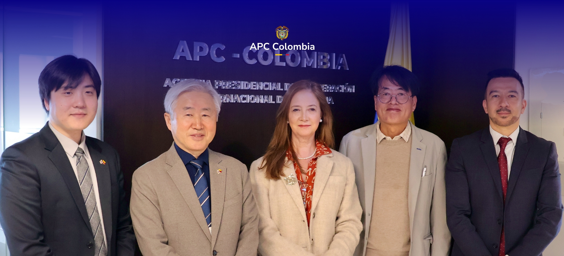 Foto de la directora general de APC Colombia, Adriana Piquero y representantes de la cooperación Coreana