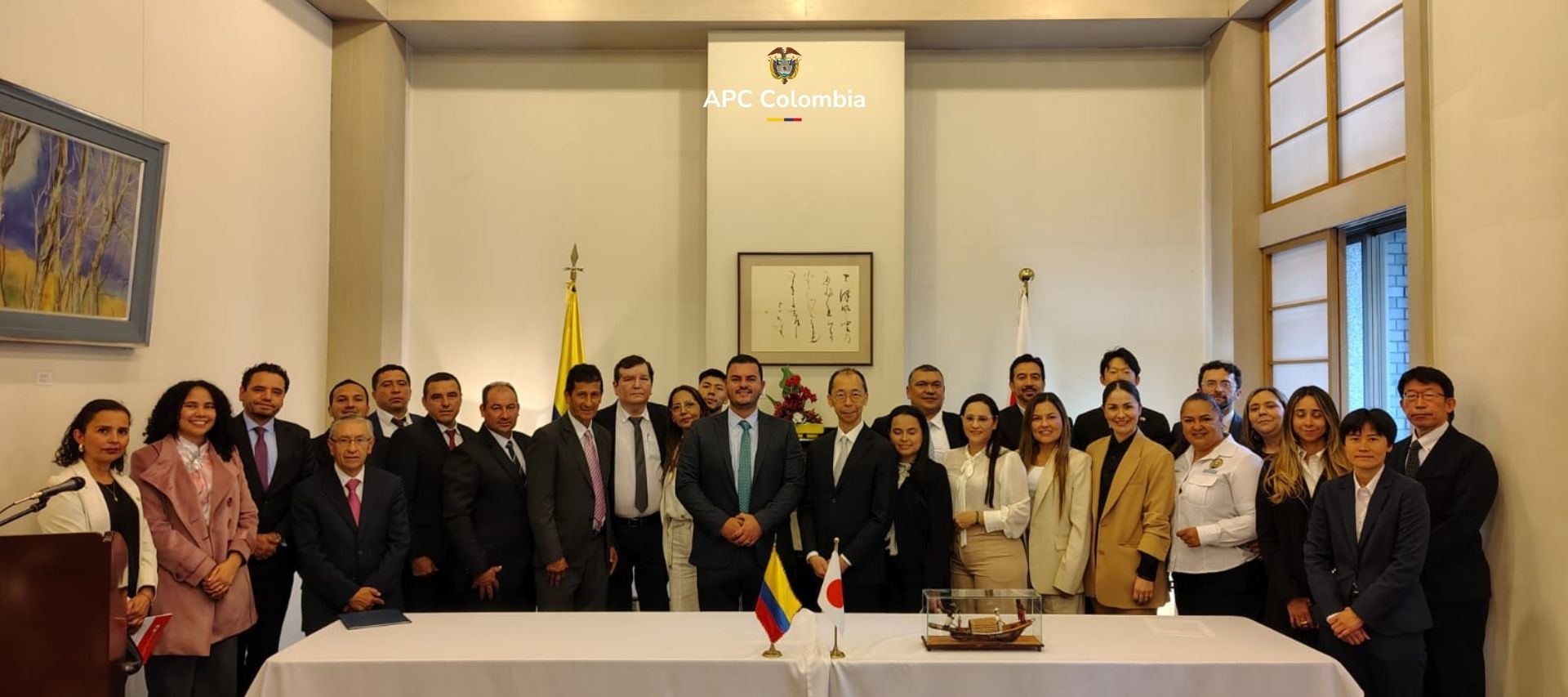 Asistentes a la firma de los convenios KUSA