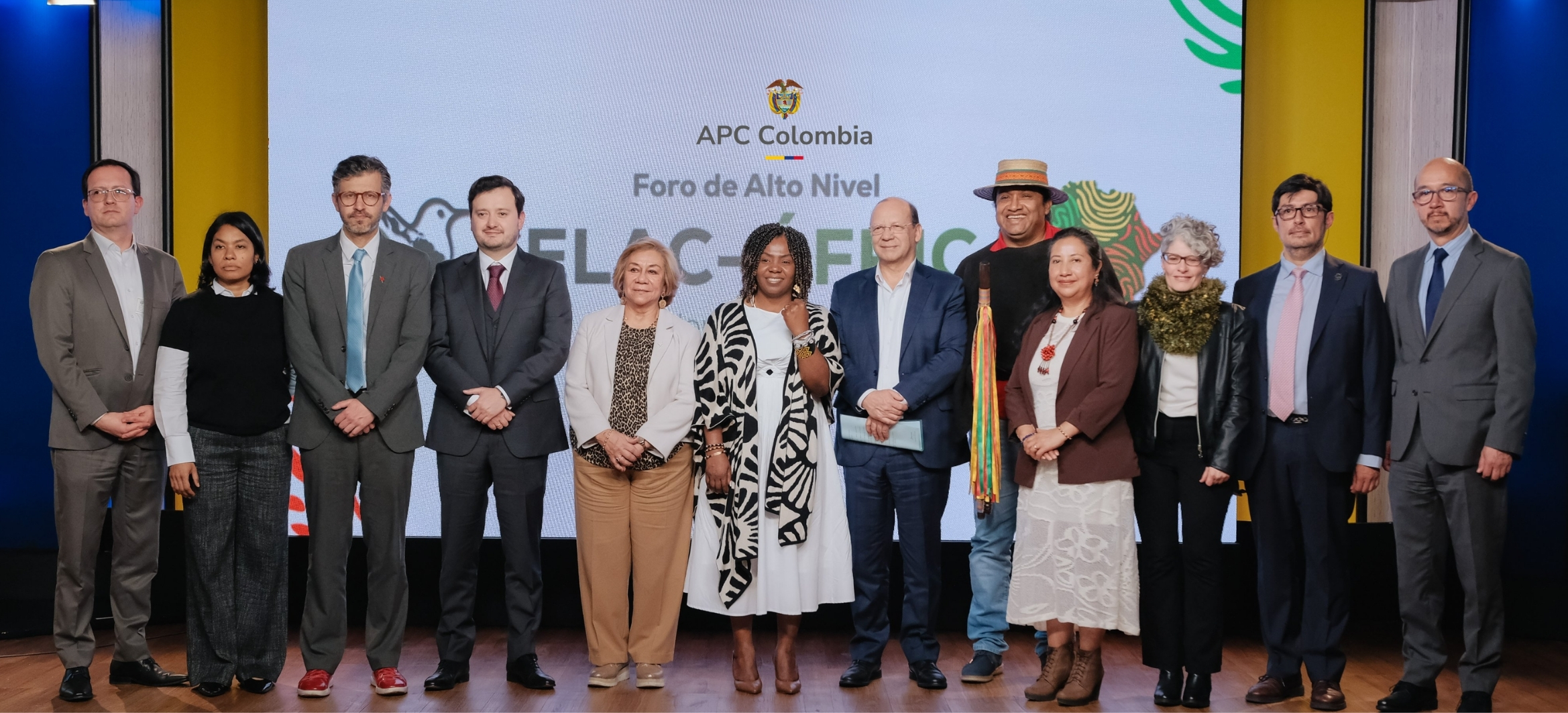 Foto de representantes de diferentes entidad en la rueda de prensa en que se le presento al país la Cumbre CELAC - África entre las personas esta la vicepresidenta, Francia Márquez, la canciller Villavicencio y Daniel Rodríguez Rubiano, director de Oferta de Cooperación Internacional de APC Colombia
