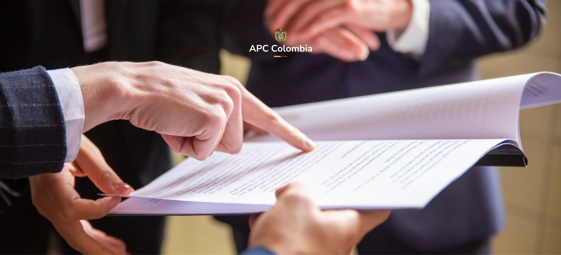 Foto de unas manos sosteniendo un documento impreso y señalando partes del documento con un dedo