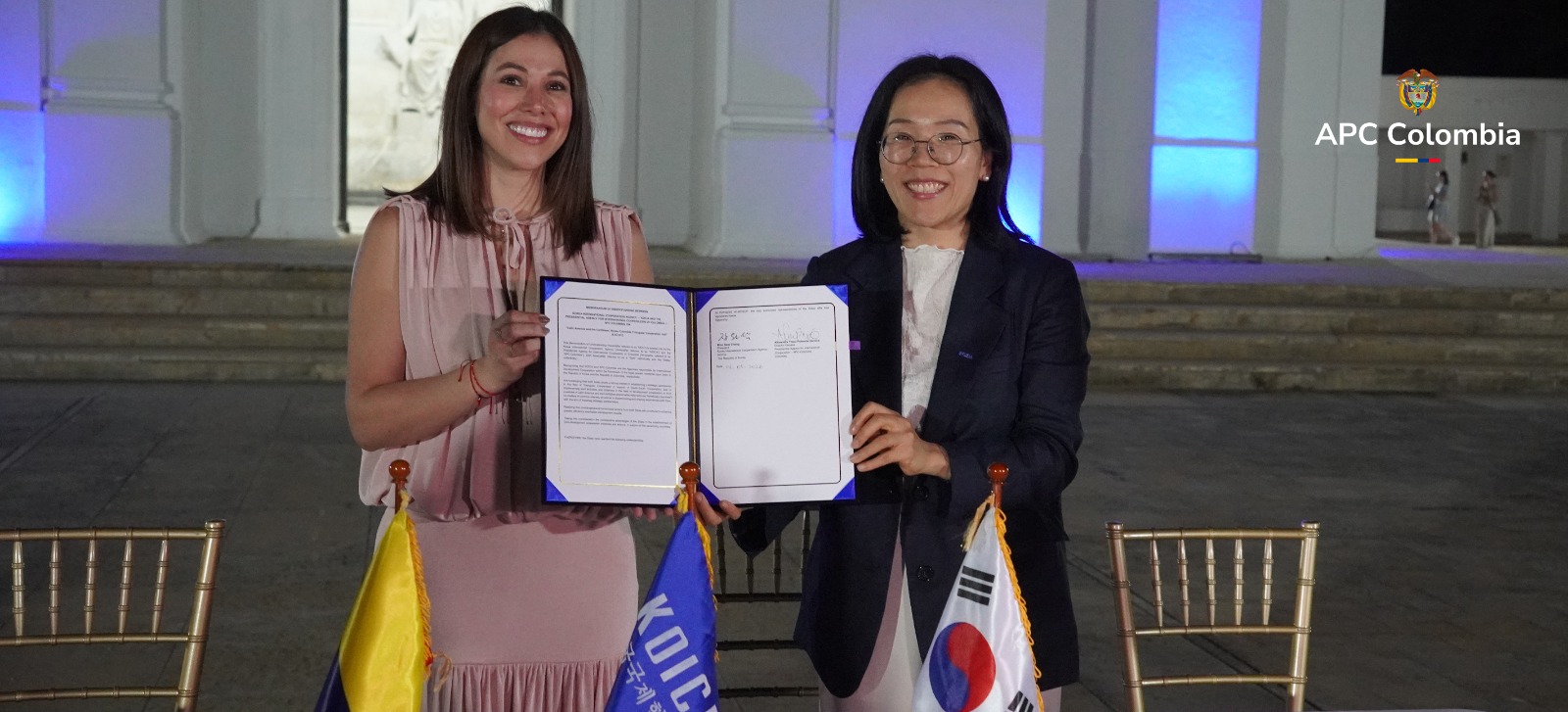 La directora general de APC Colombia, Alexandra Palencia y Won Samcon el memorando firmado