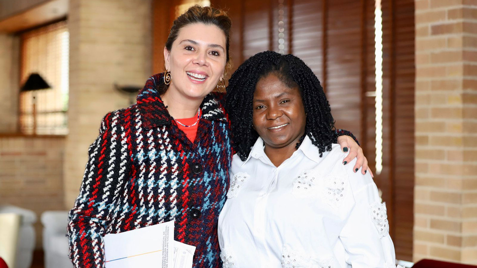 A la izquierda la directora general de APC-Colombia, Eleonora Betancur González y la Izquierda la vicepresidenta de Colombia Francia Márquez Mina.