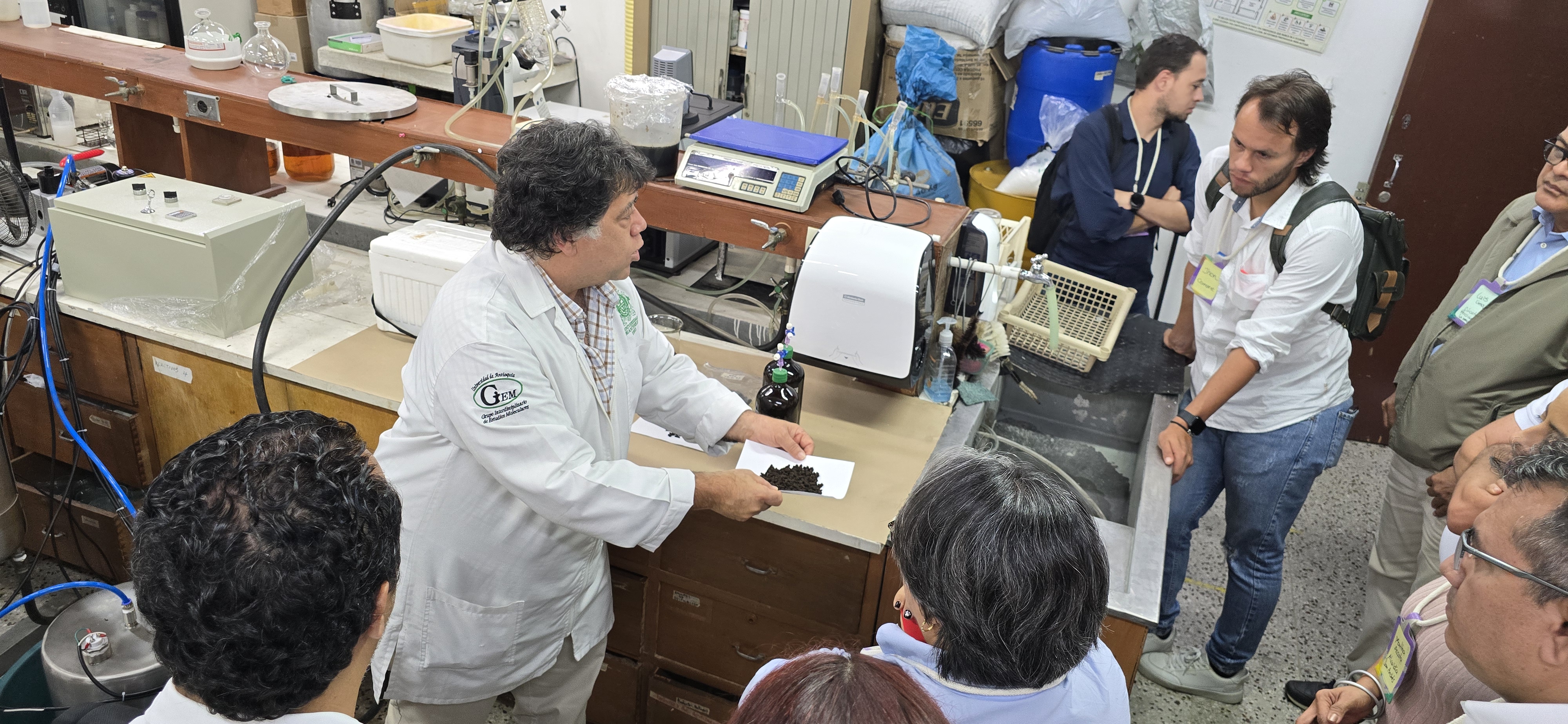 (Foto: imagen de profesor de la Universidad de Antioquia con el grupo del Col-Col) 
