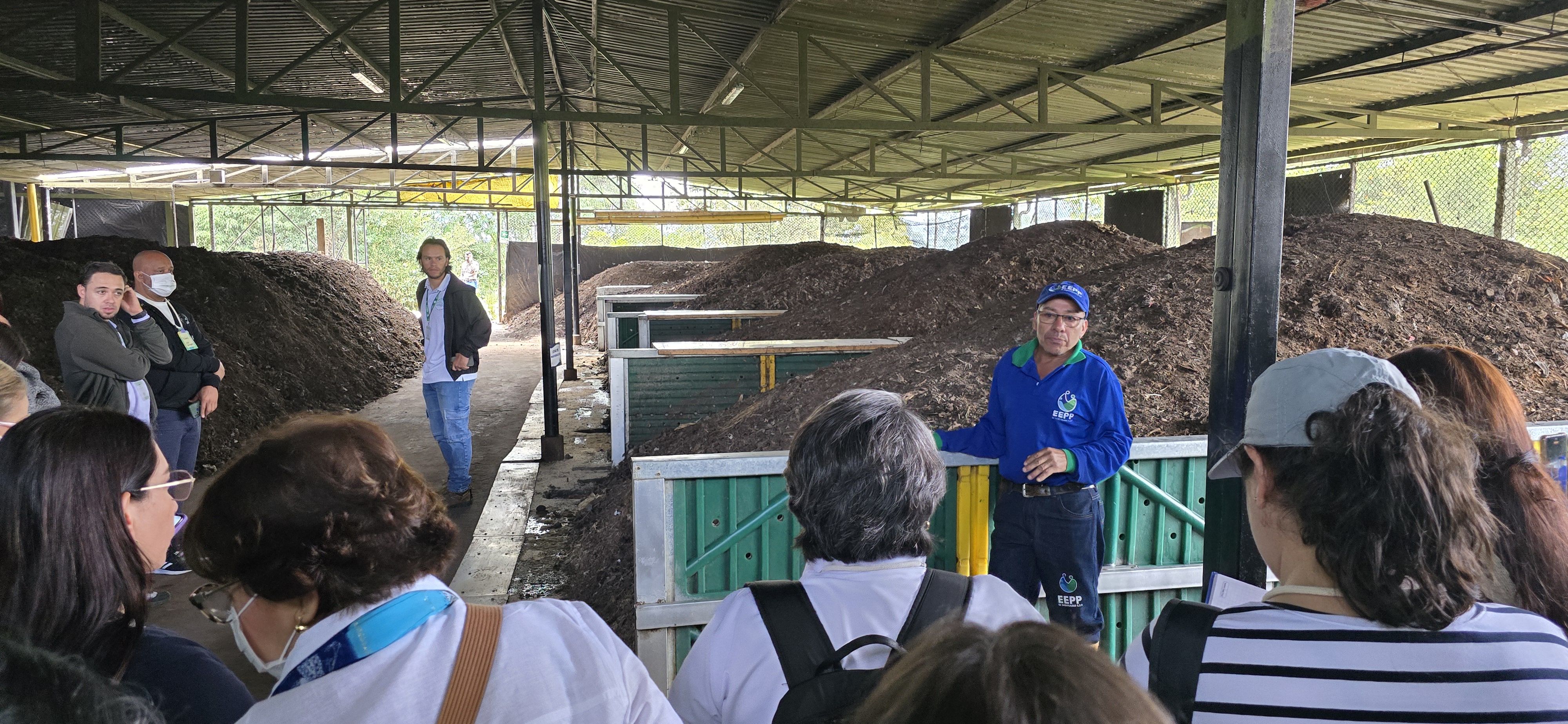 (Foto: imagen de profesor de la Universidad de Antioquia con el grupo del Col-Col) 