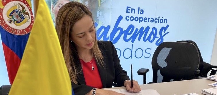 Foto directora firmando el acuerdo