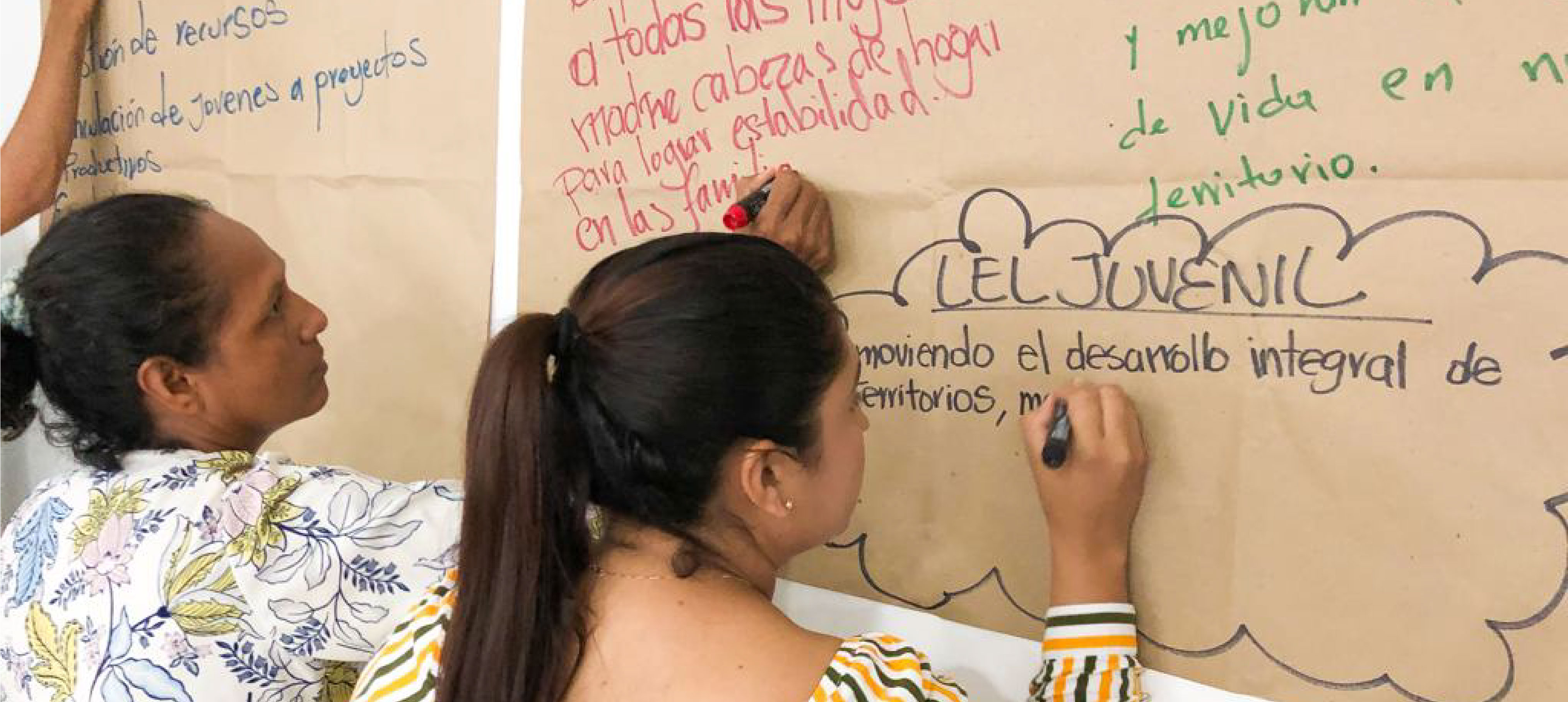 Participantes del Col-Col realizan actividad, en donde escriben frases relevantes sobre una hoja