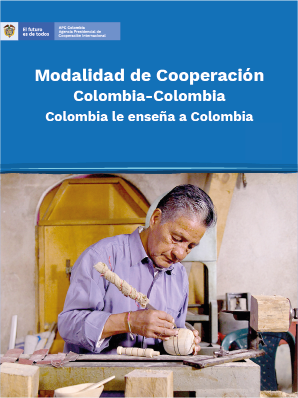 Portada de la cartilla Col-Col, Foto de un señor trabajando en madera